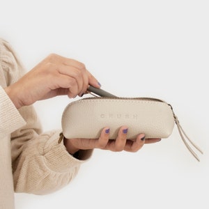 Trousse da toilette in pelle. Astuccio portapenne minimalista. Portaocchiali. Trousse per cosmetici. Borse da viaggio per donna. Disponibile in 8 colori. Lena S