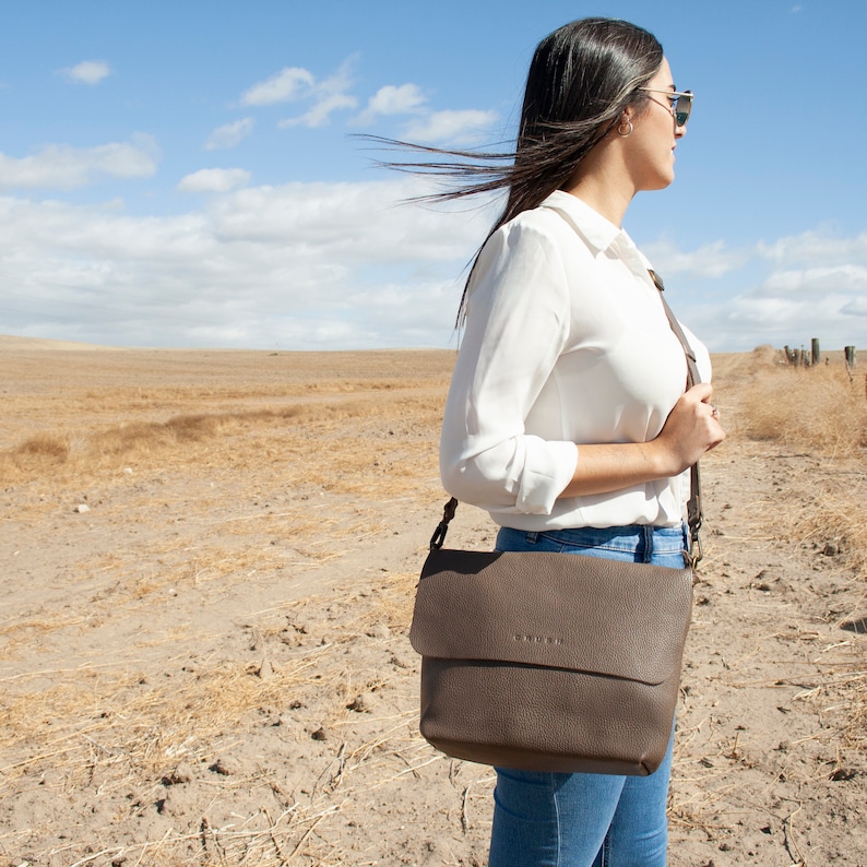 Sac à bandoulière en cuir pour femme. Sac à bandoulière fait main avec fermeture éclair. Grand sac à bandoulière pour tous les jours. Cadeau parfait pour elle. 13 couleurs. Joy L image 6