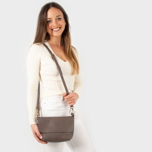 Cute leather crossbody bag for women made by craftsmen in Spain. Handmade gift for women. Available in 13 colors and 4 sizes. JOY Moss - Floater