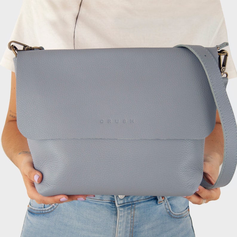 Leder Umhängetasche für Damen. Große Crossbody Bag für jeden Tag. Handgemachte Geschenke für Sie. Minimalistische Arbeitstaschen und Geldbörsen.. 13 Farben. Freude L Lavender blue