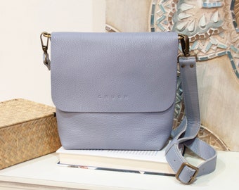 Leder Umhängetasche für Damen. Handgemachte Umhängetasche für Reisen. Minimalistische kleine Crossbody Tasche für den Alltag. Arbeitstasche. 23 Farben. Freude M .