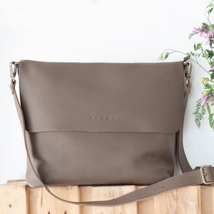 Full grain leather shoulder bag. Metalic zipper. Handmade crossbody bag for women. Gift for wife. Leather Shoulder Bag. 19 colors. Joy XL