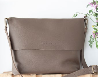 Full grain leather shoulder bag. Metalic zipper. Handmade crossbody bag for women. Gift for wife. Leather Shoulder Bag. 23 colors. Joy XL