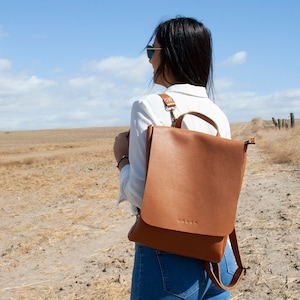 Rucksack aus Vollnarbenleder. Wandelbarer Laptop Rucksack. Handgemachter Rucksack für die Reise. Minimalistische Arbeitstaschen für Damen. 7 Farben. GROSSES LEA