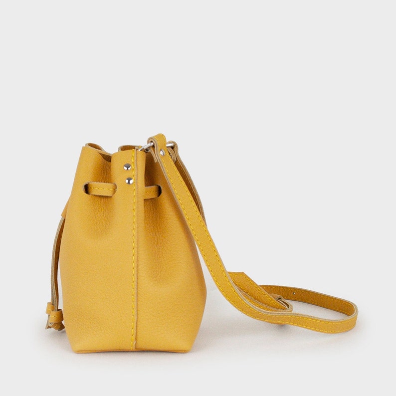 Emmer Crossbodytassen. Handgemaakte leren handtassen voor dames. Kleine Crossbody portemonnee. Verjaardagscadeau voor haar. Uniek cadeau voor vrouwen. MAGIE afbeelding 3