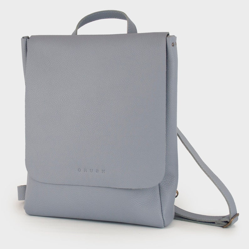 Rucksack aus Vollnarbenleder. Wandelbarer Laptop Rucksack. Handgemachter Rucksack für die Reise. Arbeitstaschen für Damen. Erhältlich in 7 Farben. GROSSES LEA Lavender blue