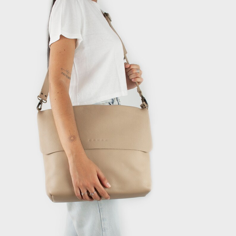 Full grain leather shoulder bag with zip. Handmade crossbody bag women. Everyday bags for women. Travel Bag. Available in 23 colors. Joy XL Beige - Floater