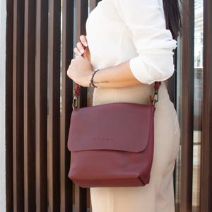 Sac à bandoulière bordeaux avec bandoulière réglable. Porte-monnaie en cuir bordeaux. Sac à bandoulière bordeaux. Sac à main bordeaux. Sac à main en cuir bordeaux. JOIE