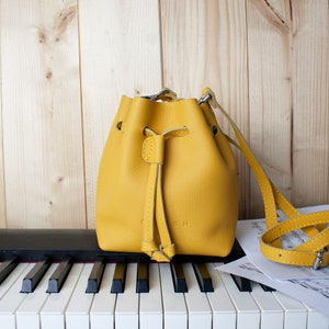 Porte-monnaie seau en cuir. Sac à bandoulière avec bandoulière réglable. Sac seau en cuir pour un usage décontracté. Sac à bandoulière pour femme pour toutes les occasions. MAGIE