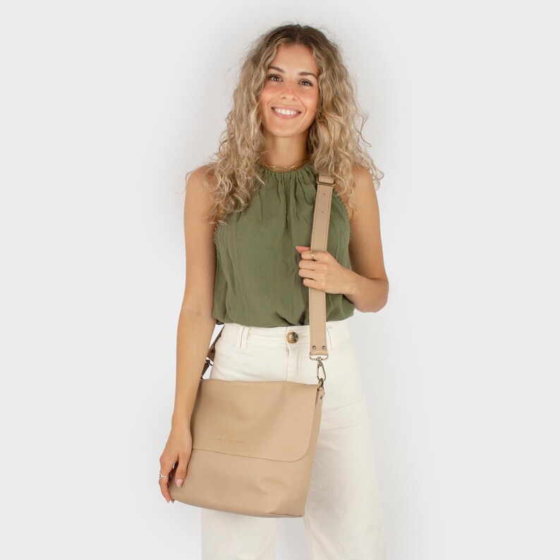 Leder Umhängetasche für Damen. Große Crossbody Bag für jeden Tag. Handgemachte Geschenke für Sie. Minimalistische Arbeitstaschen und Geldbörsen.. 13 Farben. Freude L Beige