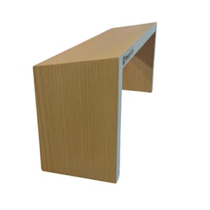Puede incluir: Un banco de madera marrón claro con una parte superior rectangular y dos soportes verticales. El banco tiene una textura de veta de madera natural y un diseño moderno. El banco mide aproximadamente 61 cm de largo, 30 cm de ancho y 46 cm de alto.
