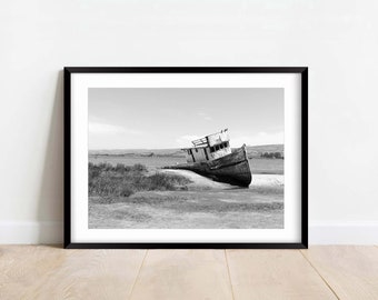 Wrackschiff, Schwarz-Weiß Druck, Digitaler Download, druckbare Wandkunst, Naturfotografie, Modernes Seehaus, Strandhaus Wandkunst