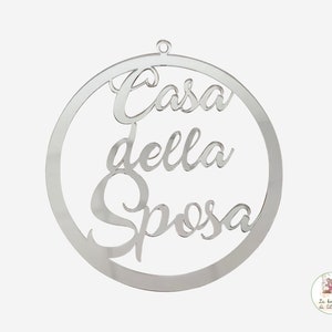 Può includere: Un cartello circolare argentato con il testo "Casa della Sposa" tagliato in un font decorativo.