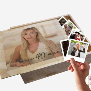 Può includere: Una scatola di legno con un coperchio a cerniera, decorata con una foto di una donna e il testo "I miei 40 anni". La scatola è piena di diverse foto più piccole.