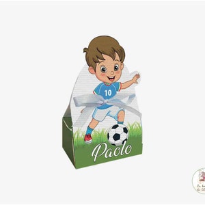Può includere: Una scatola bianca per bomboniere con un'illustrazione a cartone di un bambino che gioca a calcio. La scatola ha un nastro blu e il nome "Paolo" stampato sul davanti.
