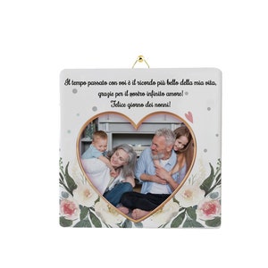 Targa in legno personalizzata con scritta Happiness is having grandchildren to love (lingua italiana non garantita) con nomi di bambini da 1 a 10 anni, promemoria per compleanno, da appendere alla