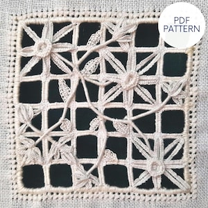 Könnte beinhalten: Ein weißes Stickmuster auf einem beigefarbenen Leinenstoff. Das Muster zeigt ein Gitter aus Quadraten mit zarten Blumenmustern und Blättern. Der Text "PDF PATTERN" ist in einem weißen Kreis oben rechts sichtbar.