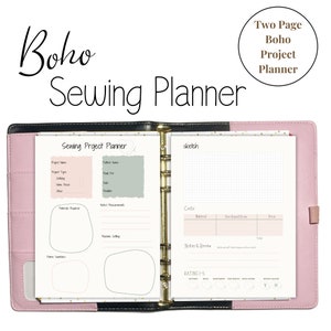 Può includere: Un planner di progetti di cucito su due pagine con un tema boho. Il planner ha sezioni per il nome del progetto, il nome del modello, il tipo di progetto, fatto per, la data, campioni di tessuto, materiali necessari, misure naturali, impostazioni della macchina, costi, note e revisione, e un sistema di valutazione.