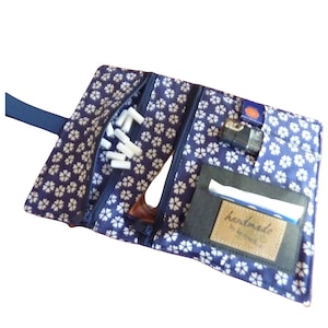 Blague à tabac bleue avec élastique et fleurs éparses
