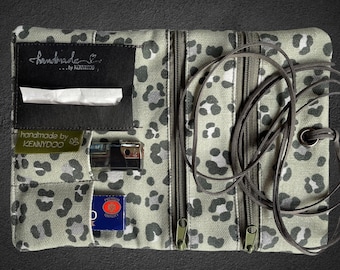 Portatabacco verde oliva con tracolla in pelle | Scomparti per tabacco, filtri, cartine | scomparto per documenti a sgancio rapido