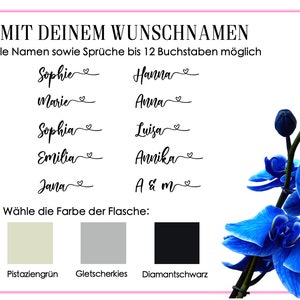 May include: A white card with pink borders and black text. The text reads "MIT DEINEM WUNSCHNAMEN" and "Alle Namen sowie Spr&uuml;che bis 12 Buchstaben m&ouml;glich".  There are several names listed in black cursive writing, including "Sophie", "Hanna", "Marie", "Anna", "Sophia", "Luisa", "Emilia", "Amika", "Jana", and "A & m".  The card also includes a section titled "W&auml;hle die Farbe der Flasche:" with three color swatches: pistachio green, glacier blue, and diamond black.  A blue orchid is pictured on the right side of the card.