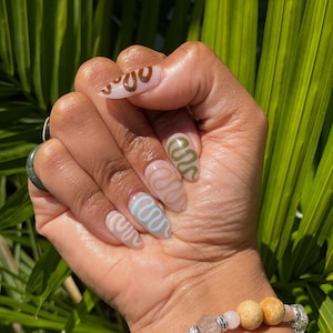 Neutrale Farbe Drücken Sie auf die Nägel | Abstrakter Swirl Handgemaltes Design