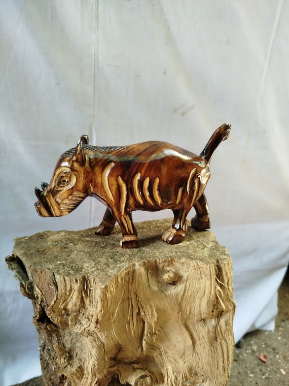 手彫りのイボイノシシの彫刻: カンバ族の木製「ンギリ」アート - Etsy 日本