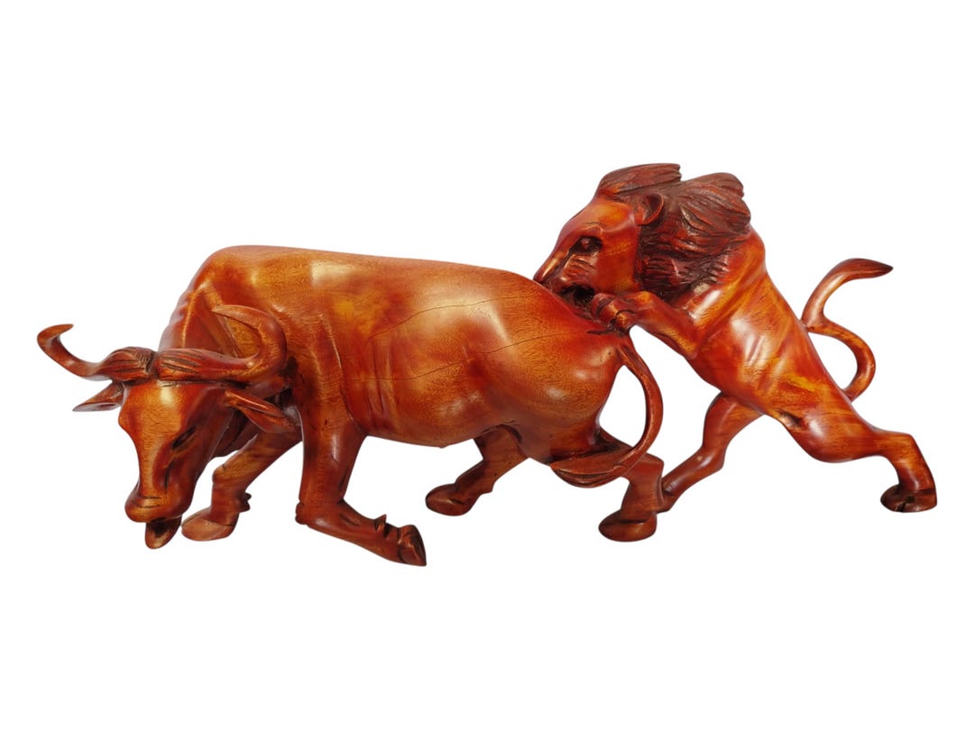 ライオンとバッファローの木製彫刻 手彫りの木製ライオンとバッファローの彫刻：アフリカの野生動物アート