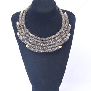 青いビーズのチョーカーネックレス：マサイ族の伝統的なアフリカの