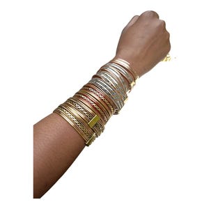 Armringsset med blandade metaller: Mässing, koppar och silverfärgade tonarmsglasögon