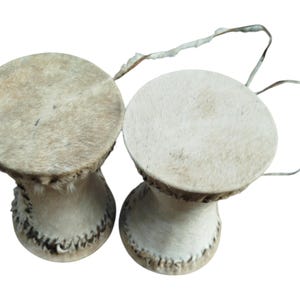 Ein Set von 2 Rindsleder handgefertigten kenianischen Mini-Trommeln African Souvenir Plain Tribal Art Decor Geschenk Sammlerstück Decor Bongo