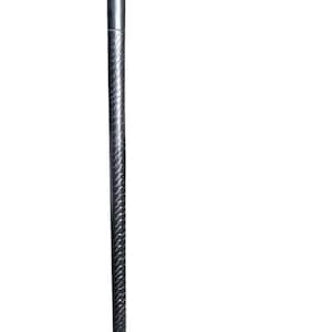 以下が含まれることがあります： 曲がったハンドルが付いた濃い灰色の杖。シャフトにはテクスチャパターンがあります。杖はサポートとバランスのために設計されています。杖は金属製です。