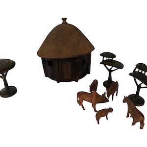 以下が含まれることがあります： 木製のミニチュアアフリカの村のシーン。藁葺き屋根の小屋、木、動物、人がいます。小屋は濃い茶色で、木は層状のデザインです。動物には牛と子牛が含まれます。