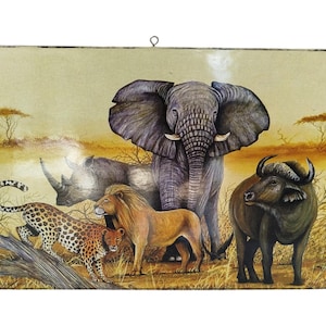 Puede incluir: Una pieza de arte mural rectangular que presenta una escena de la sabana africana pintada. Se representan un elefante, un rinoceronte, un león, un leopardo y un búfalo en un estilo naturalista, con una paleta de colores cálidos y terrosos.