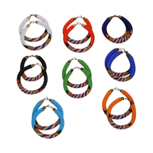 Può includere: Una collezione di orecchini a cerchio con perline in vari colori, tra cui bianco, rosso, blu navy, nero, verde, azzurro e arancione. Ogni paio presenta una fascia colorata a fantasia e una chiusura dorata.