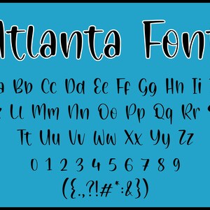 以下が含まれることがあります： 黒い手書きのフォントで「Atlanta Font」というテキストが書かれた青い背景。アルファベットは小文字で表示され、その後に数字の0から9と句読点が続きます。