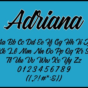 Può includere: Uno sfondo blu con la parola "Adriana" in un carattere corsivo nero. Sotto la parola ci sono le lettere dell'alfabeto in minuscolo, seguite dai numeri da 0 a 9 e un set di segni di punteggiatura.
