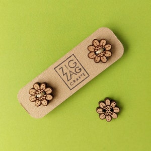 Wooden flower button - 15mm wooden button - Daisy pin
