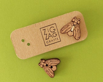 Bouton en bois mouche - étiquette à coudre - insecte drôle de mouche - animaux de scrapbooking - épingle mouche