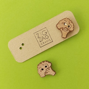 Puede incluir: Dos botones de madera con forma de brócoli, sobre un fondo marrón con el texto "Zig Zag Crafts".