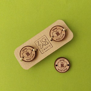 Mit Liebe gemachtes Holzetikett - Handgemachtes Aufnäher-Tag - Markierung für handgefertigte Artikel