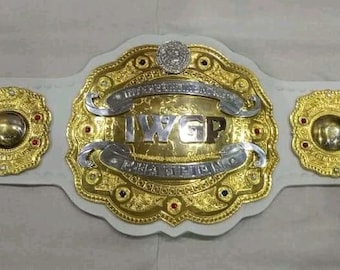 Op de afbeelding: Een gouden en witte worstelkampioensgordel met de woorden "IWGP" en "Puroresu" erop.