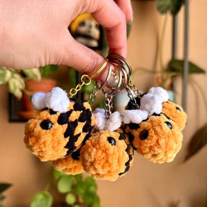 Adèle - Crochet Bee Keychain