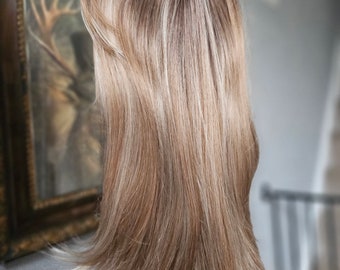 Luxury hair topper brondie shade ( mixed brown & blonde highlight )