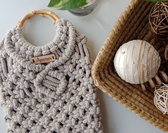 Macrame handbag, macrame bag with wooden handle, boho style macrame bag with bamboo handle, fringed macrame bag.