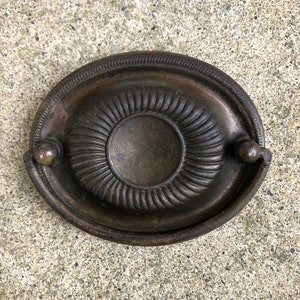 Hepplewhite Drawer Pull 1 AVAILABLE, Antique Brass Color, Sheraton Dresser Pull, Bullseye, 2-1/2" Centers