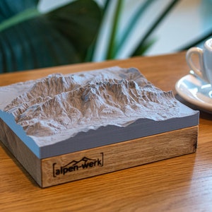 ヴィルダーカイザー地域の山岳地形図、彫刻入りの本物の木製台座に3D立体地図、ハイカーへの贈り物