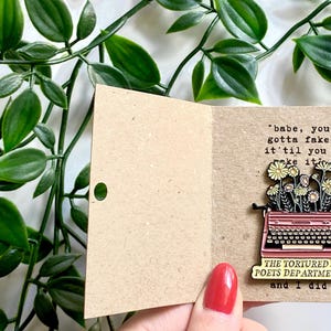 Schreibmaschinen-Pin /Babe, du musst es vortäuschen, bis du es schaffst, Geschenk für Swifties oder Schriftsteller, The Tortured Poets Department