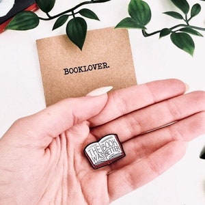 El libro era mejor pin de metal + tarjeta de felicitación, regalo para los amantes de los libros
