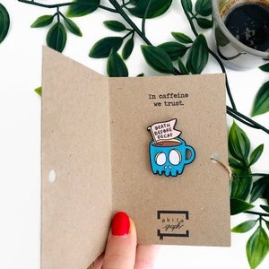 MUERTE ANTES DEL DECAF - broche de metal || en cafeína confiamos - regalo para estudiantes, trabajadores excesivos y amantes del café - tarjeta de felicitación